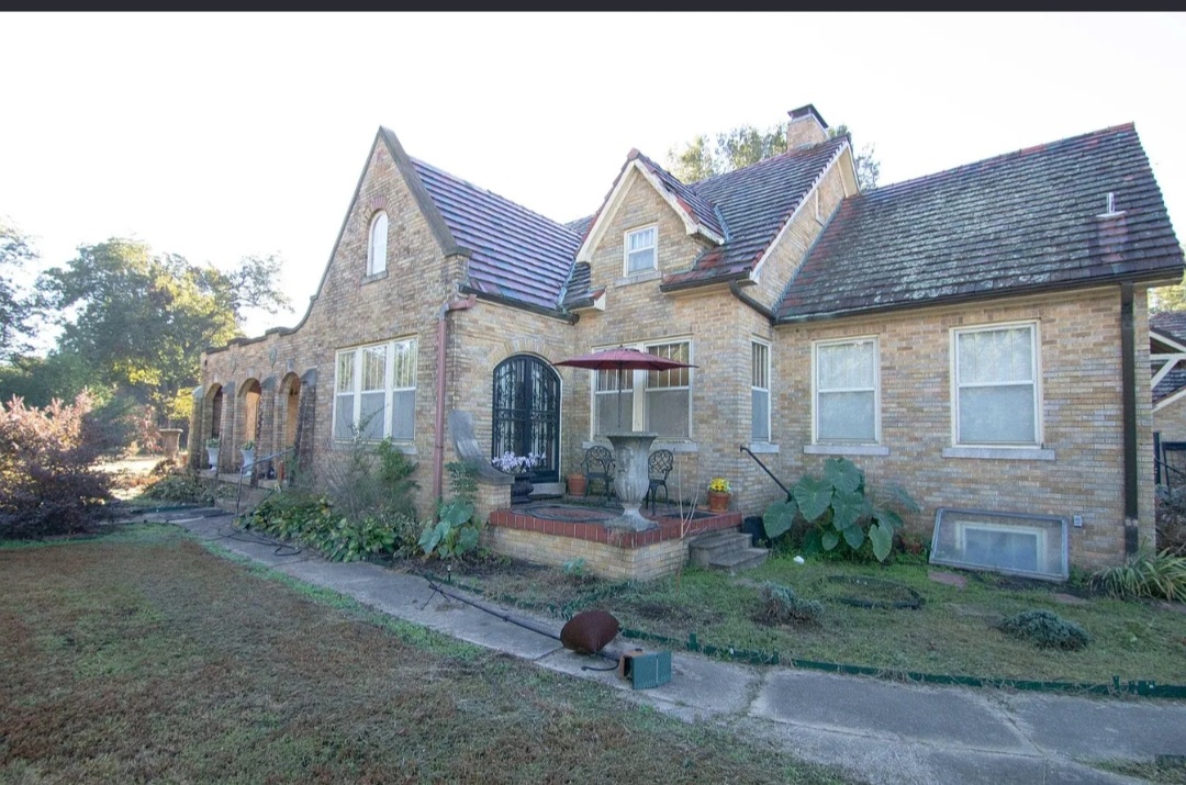 ARCHITECTURAL HISTORY